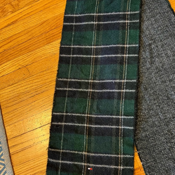 Tommy Hilfiger super soft scarf in good condition - Picture 3 of 4